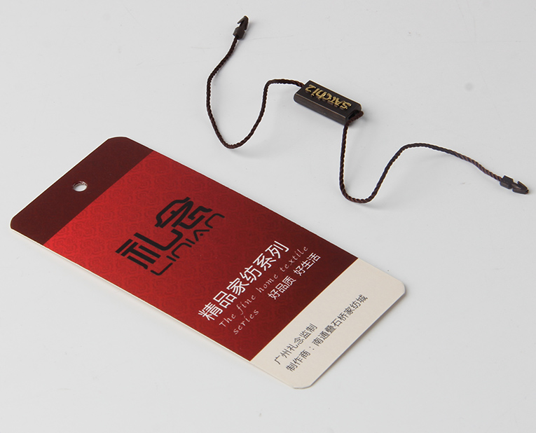 衣服吊牌在定做時出幺蛾子，制造商這樣做不懼怕劃痕