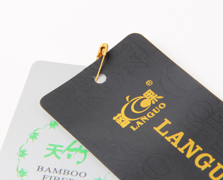 在選擇服裝紙牌定做工藝時(shí)，客人并不是最大的